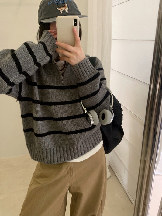 // 經典款半拉鍊間條毛衣
