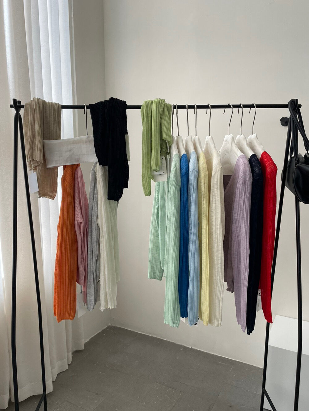 // 做舊領口直紋針織外套