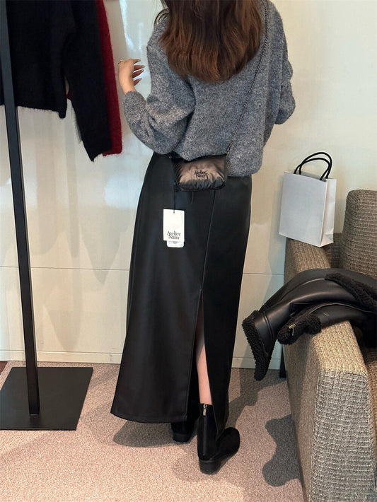 // 啞光質感絨底後開叉皮裙