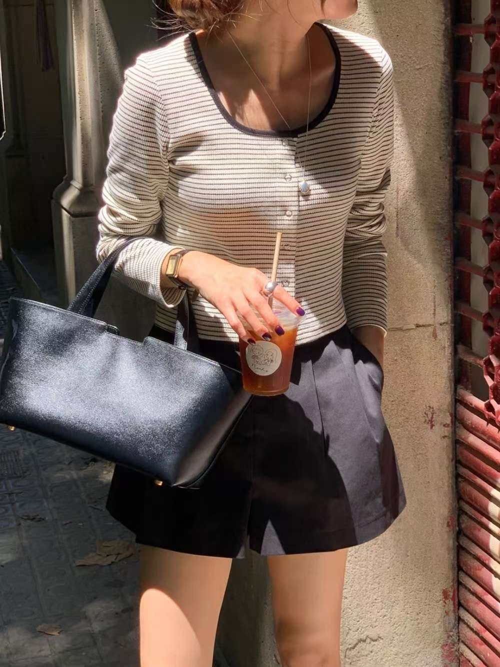 // 顯瘦露鎖骨間條開胸上衣