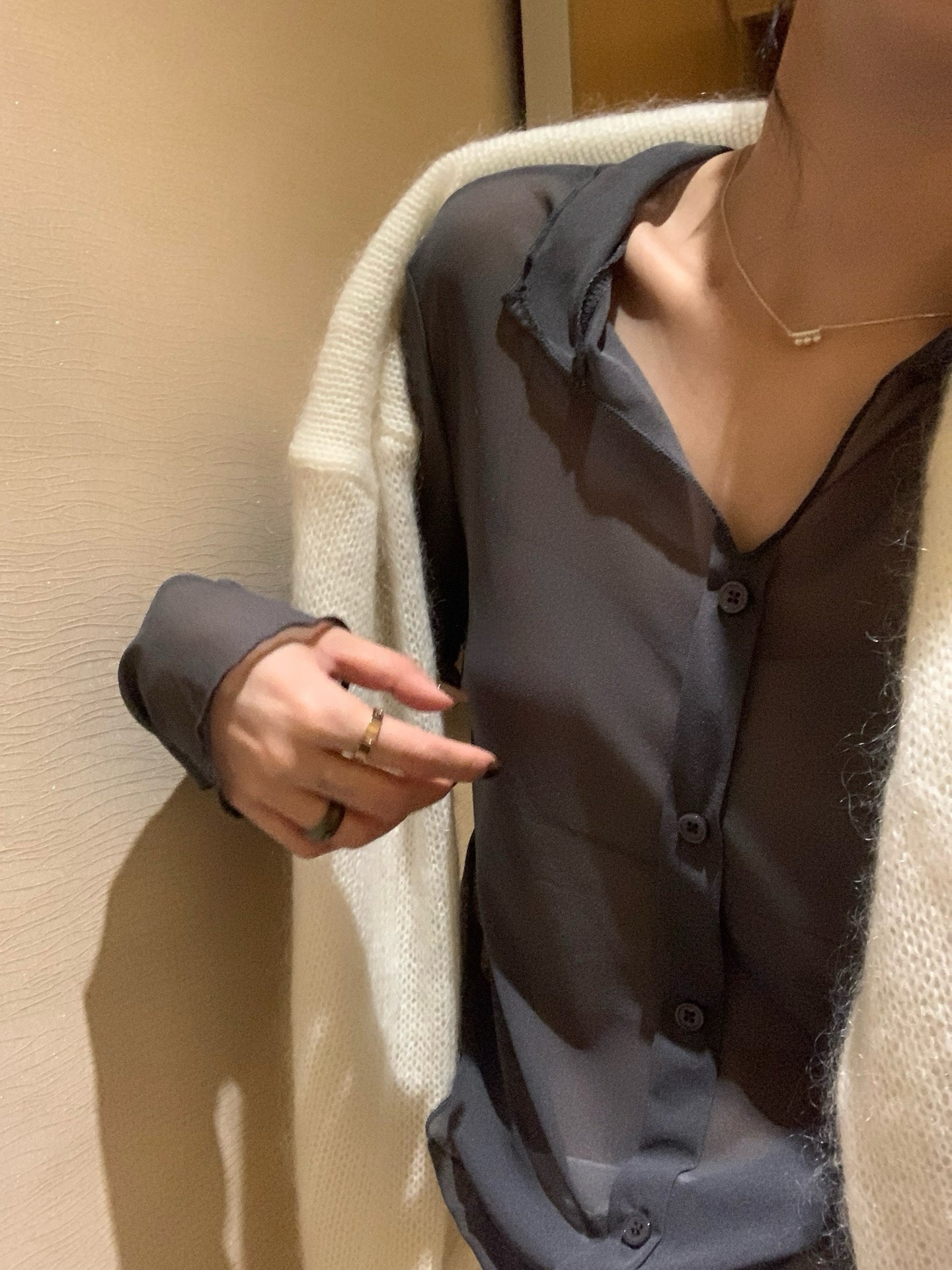 // 微透膚卷卷波浪邊開胸上衣