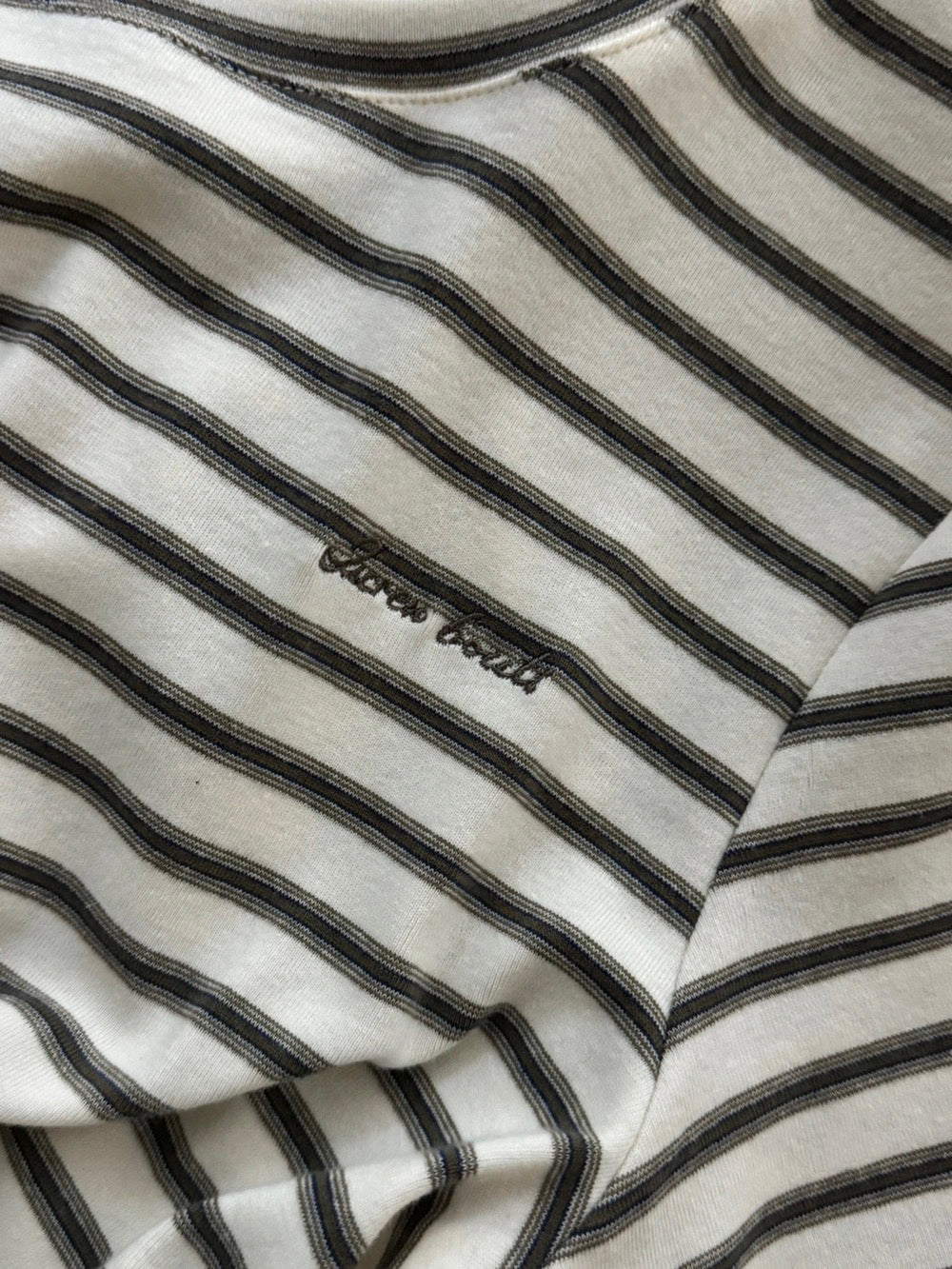 B53 / 小刺繡字日常簡約間條TEE