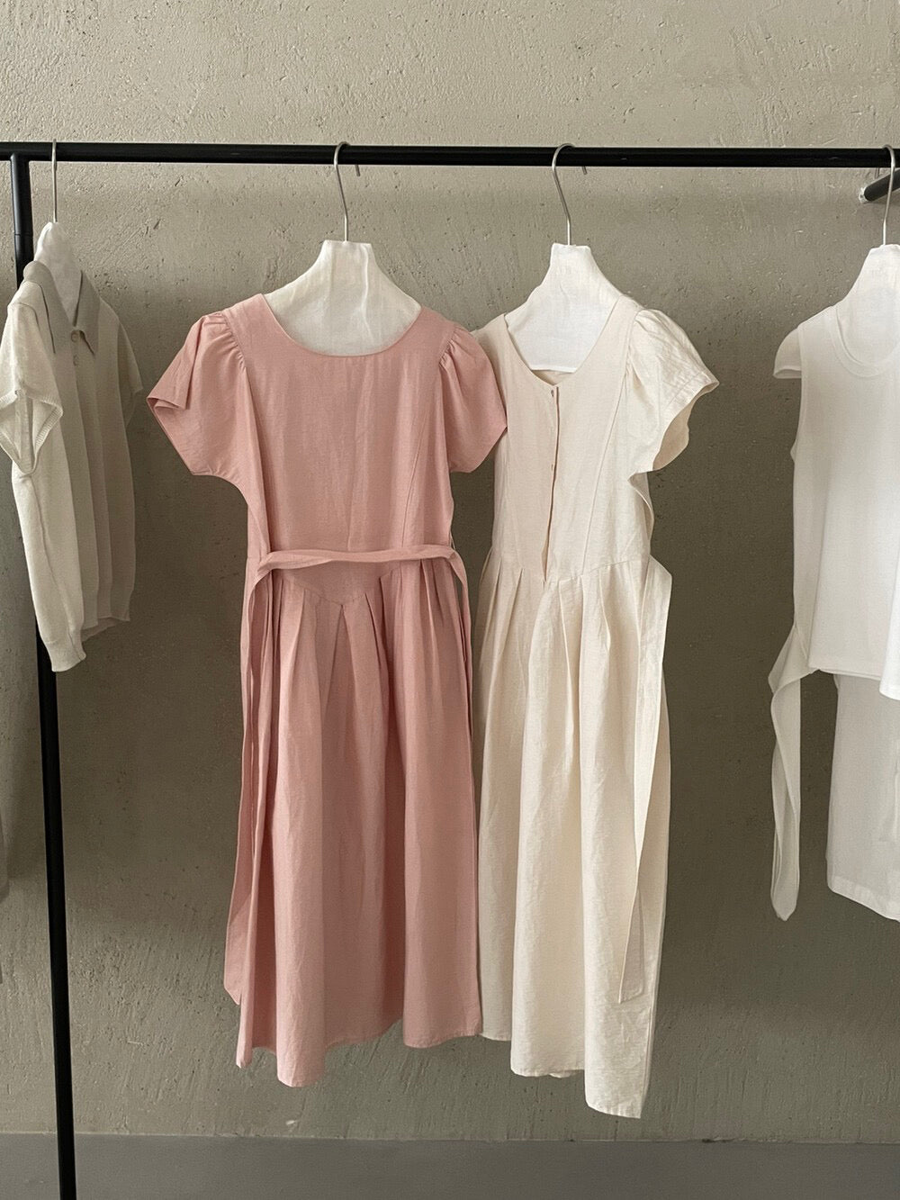 // 微公主袖半排扣連腰帶OPS