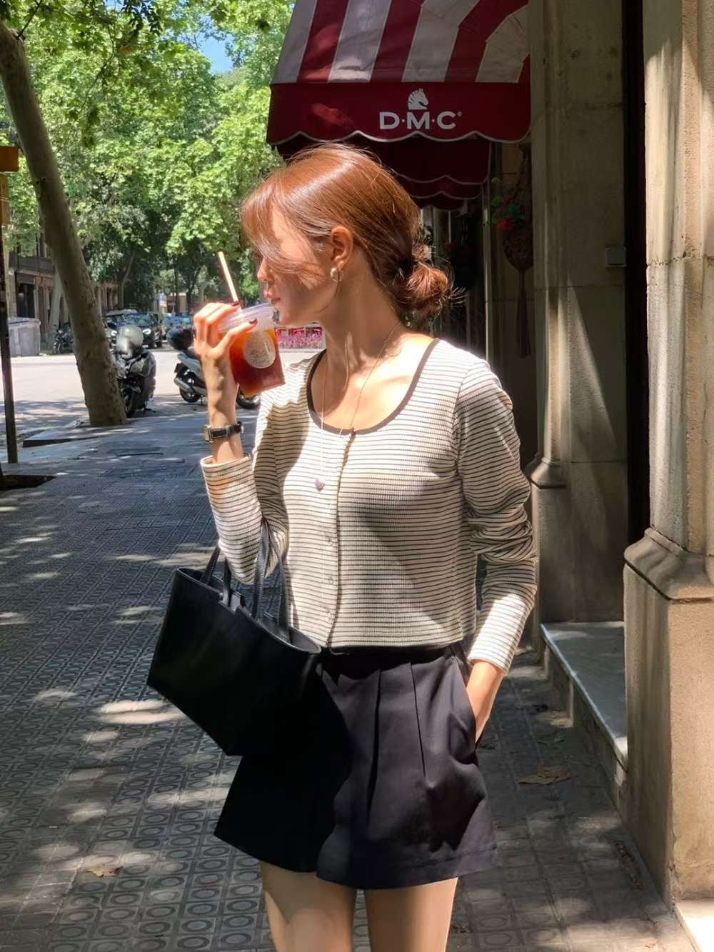 // 顯瘦露鎖骨間條開胸上衣