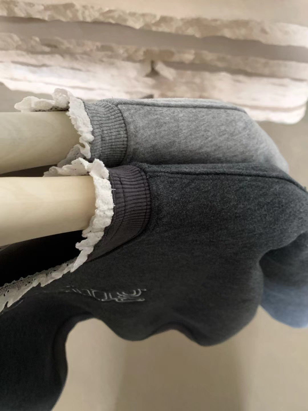 // “Blessing”刺繡拼lace邊加絨衛衣