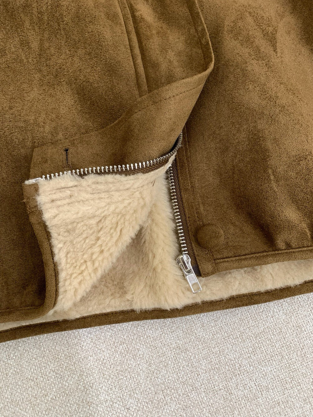 // 皮毛一體毛毛圓翻領麂皮外套