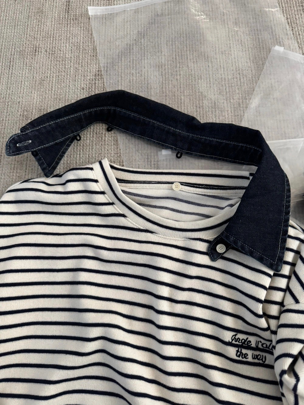 B195 / 小刺繡字連可拆領子間條TEE