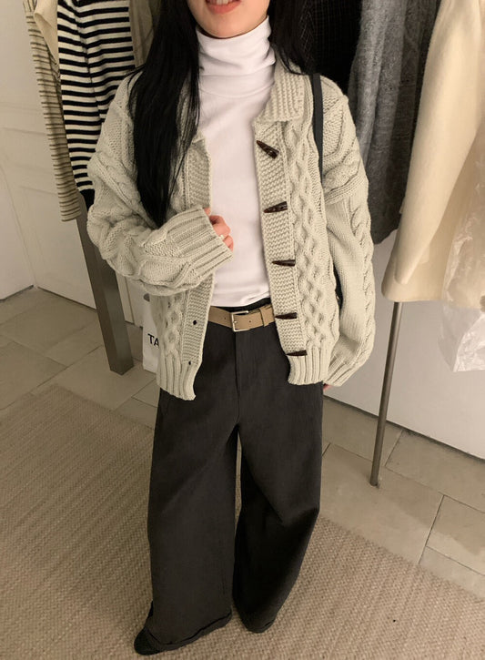 // 麻花牛角鈕坑紋翻領CD