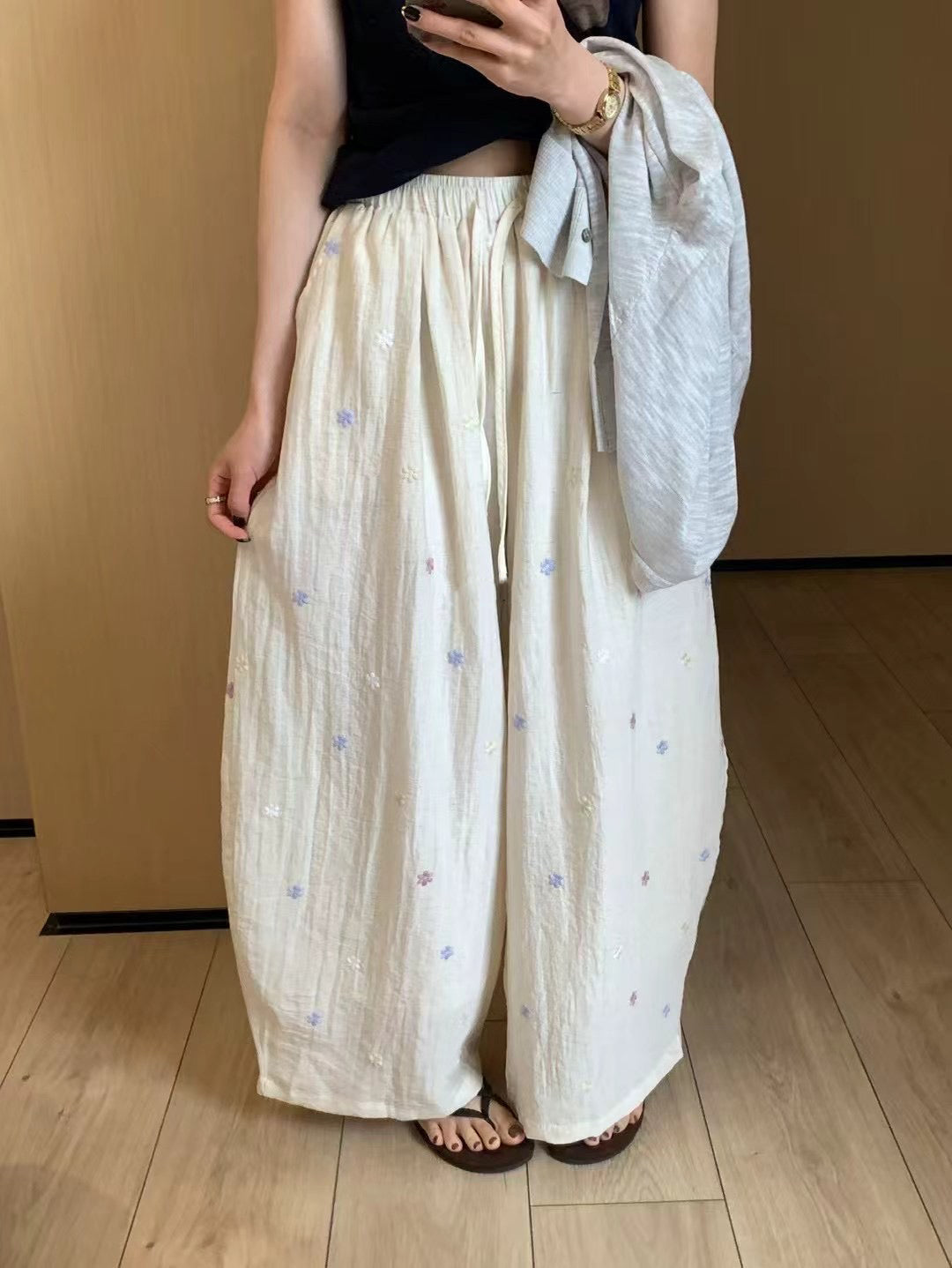 // 免燙滑滑質感刺繡小花休閒褲