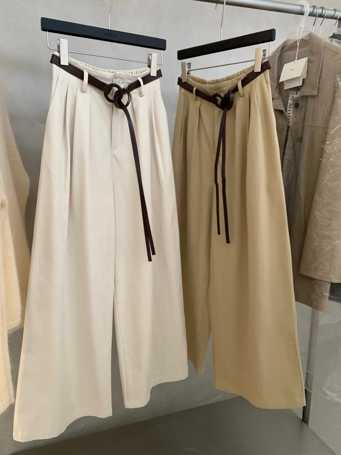 // 配蘇蘇腰帶壓褶休閒褲