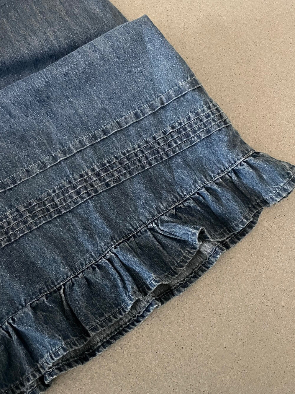 // 壓褶車線木耳邊牛仔五分裙