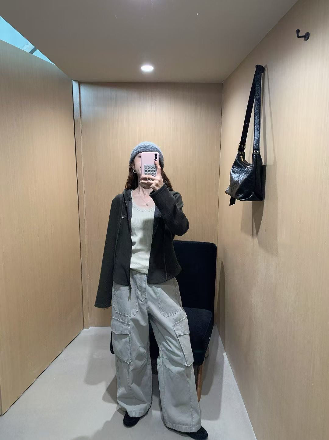// 腰部弧型剪裁顯瘦刺繡字衛衣外套