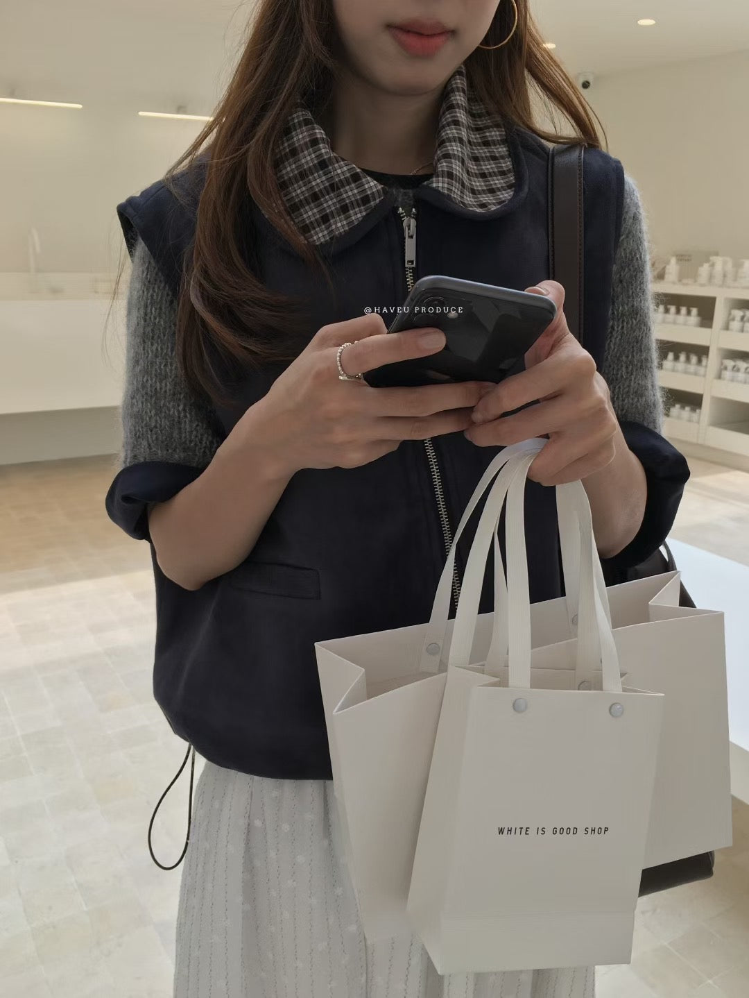 // 麂皮絨拼弧邊格仔圓領背心外套