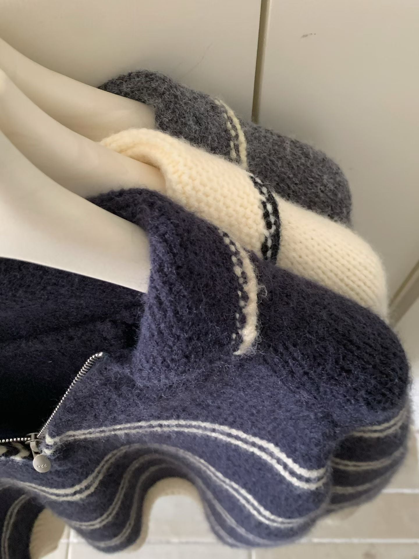 // 撞色間條邊半拉鍊毛衣