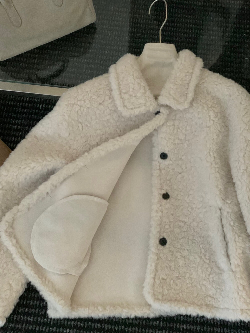 // 減齡款皮毛一體翻領毛毛外套