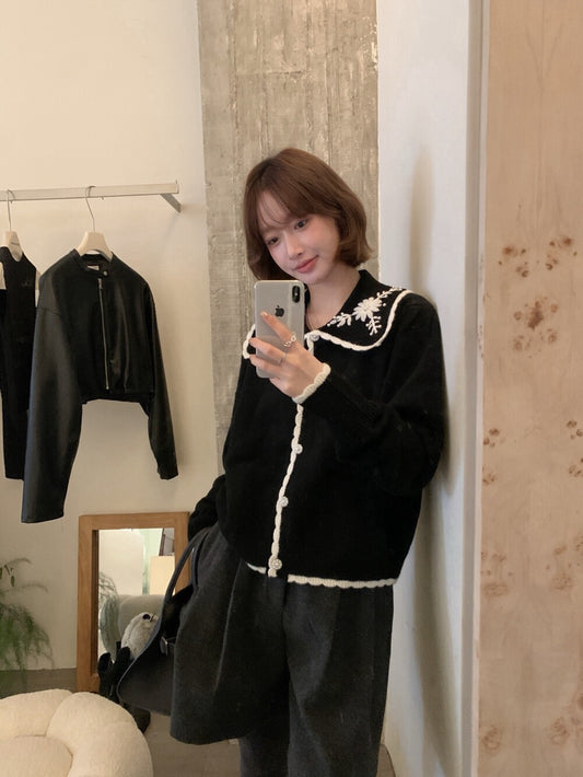 // 撞色包邊+刺繡花翻領珍珠鈕CD