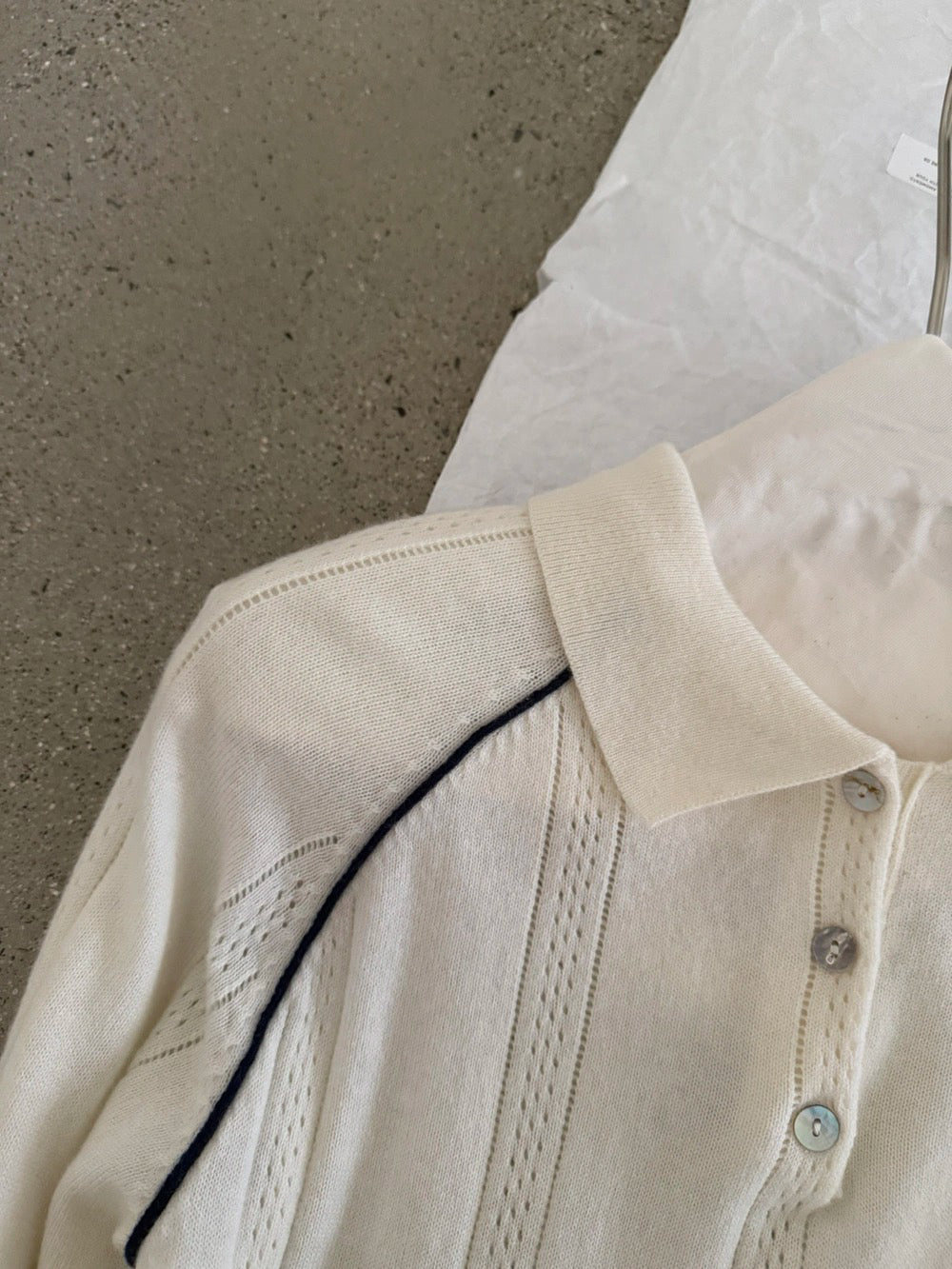 T255 / 復古感鏤空織紋撞色邊polo針織上衣(50%WOOL)