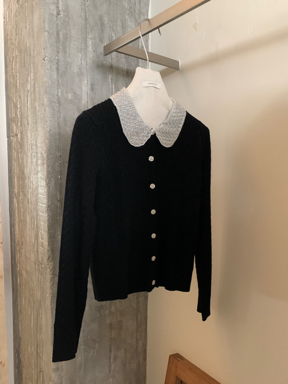 // 33%羊毛重工珍珠領麻花NT