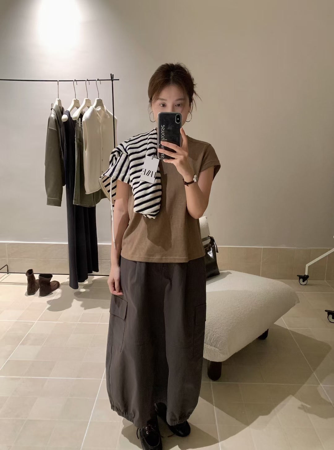 // 必入後貼標麻質秋冬色系TEE