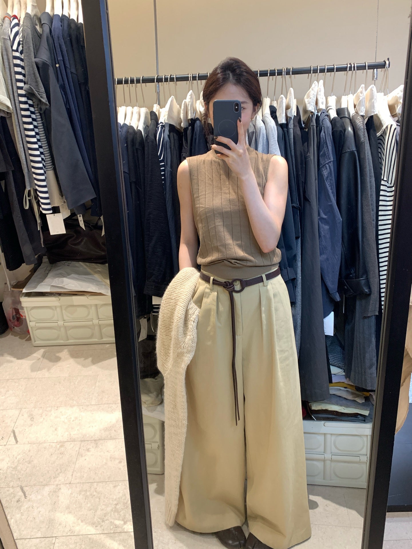 // 配蘇蘇腰帶壓褶休閒褲