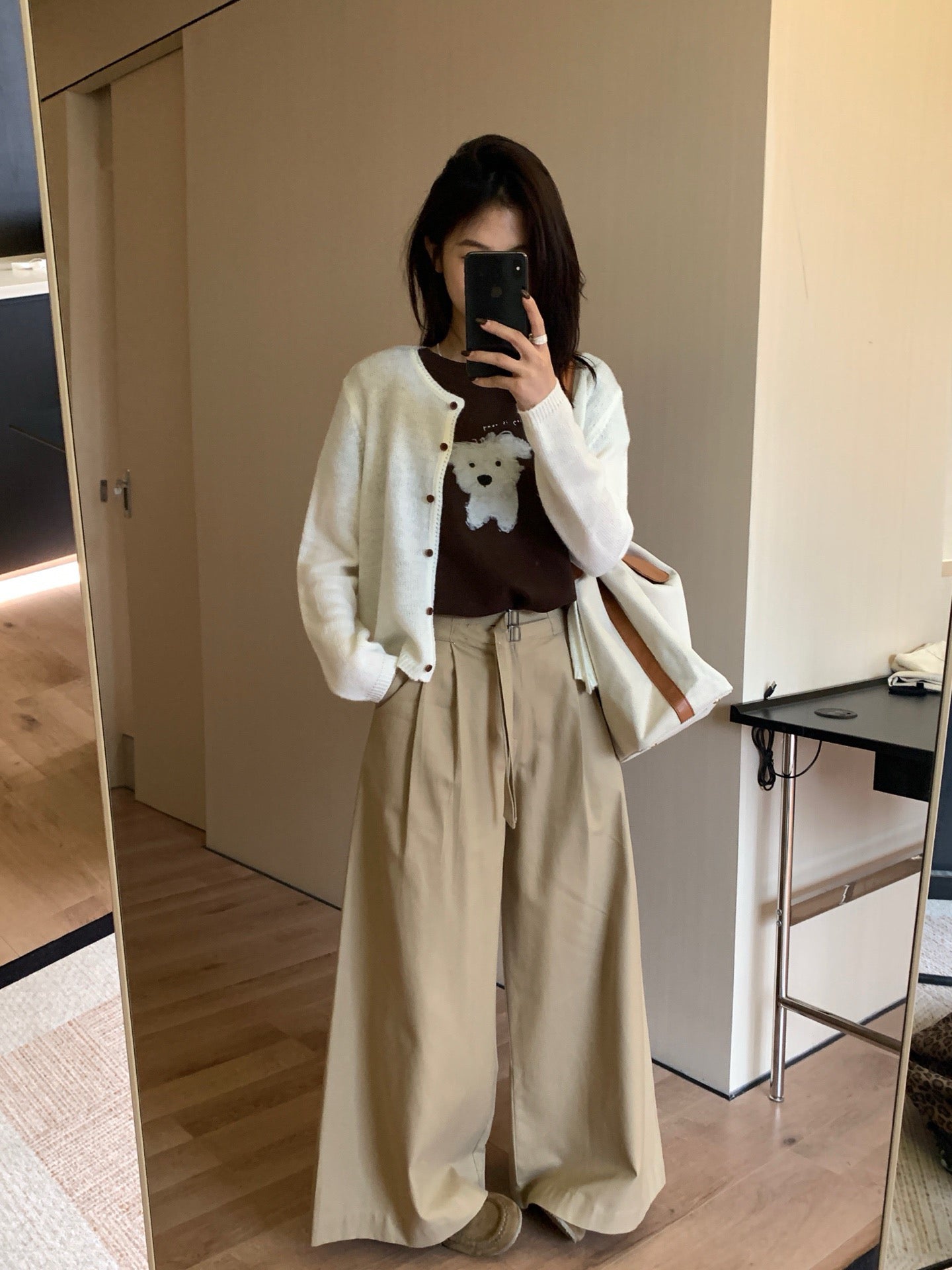 // 雙拉扣設計壓褶闊腳褲