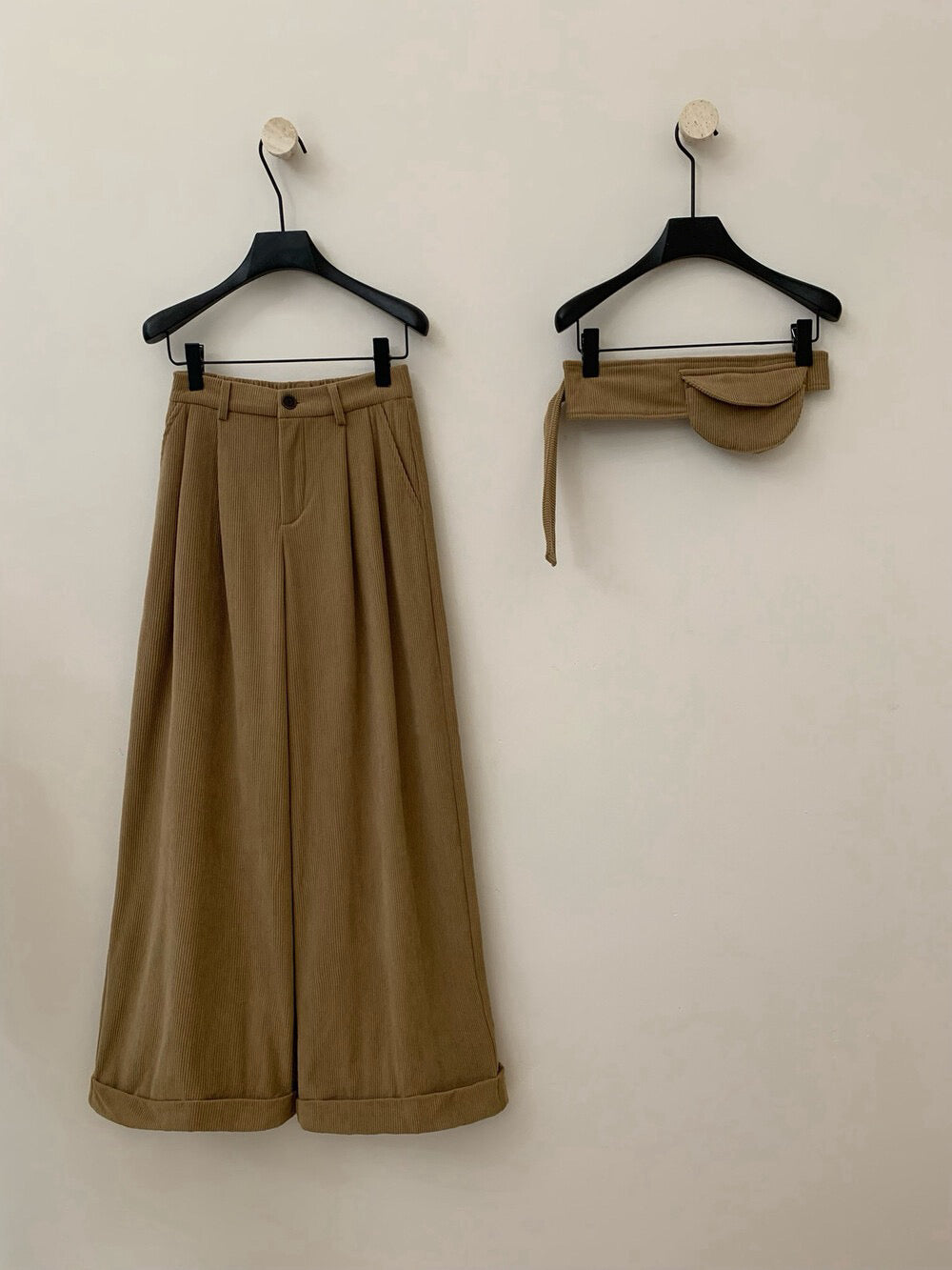 // 壓褶寬鬆燈芯絨褲(連腰包腰帶)