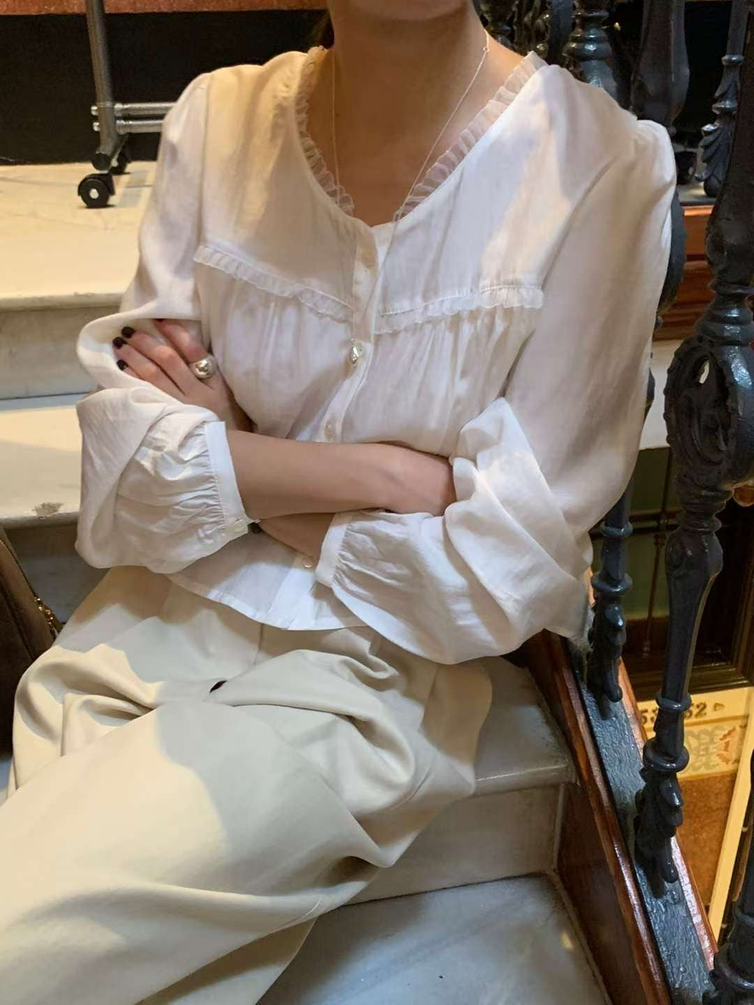 // 微微光感lace邊排扣微傘型BL
