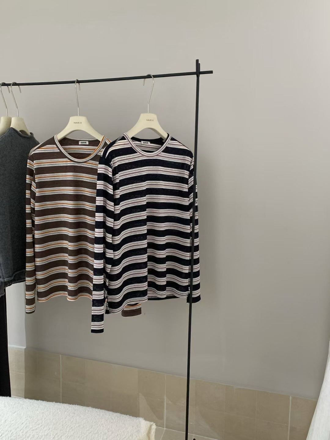 // 麻質拼間休閒TEE
