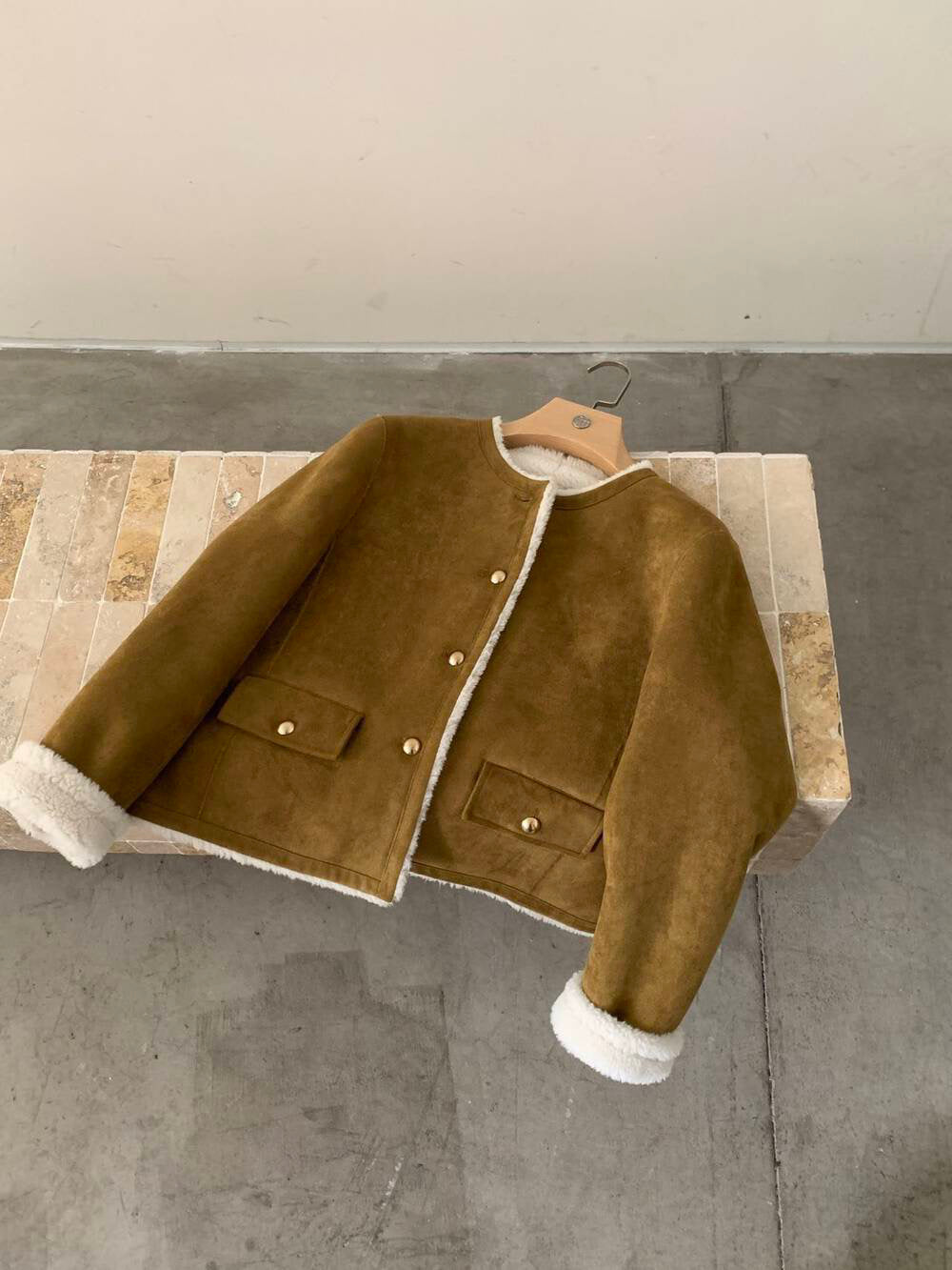 // 帥氣復古風色調皮毛一體金色鈕扣外套