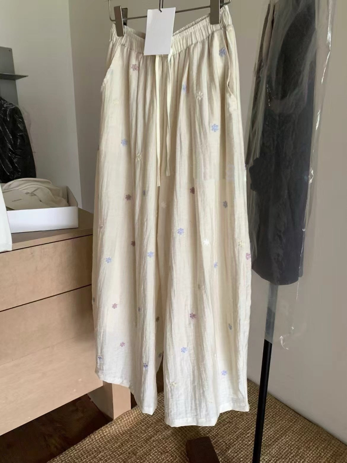 // 免燙滑滑質感刺繡小花休閒褲