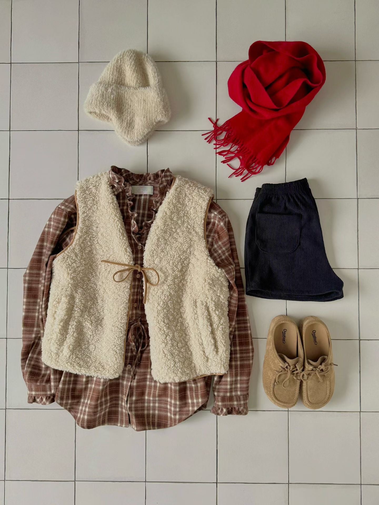 // 拼皮包邊綁結羊羔毛背心