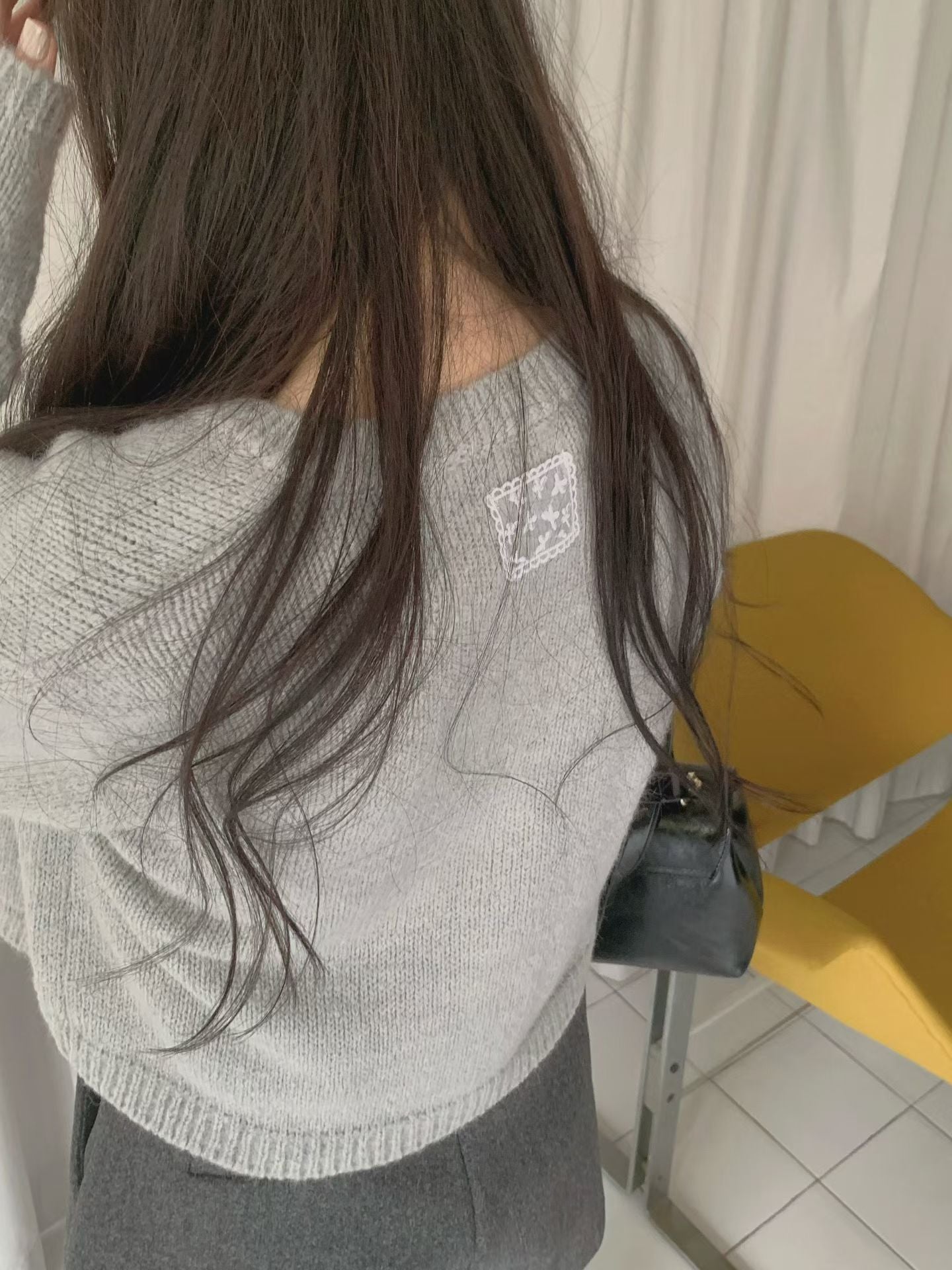 // 背後lace貼布混羊毛圓領CD