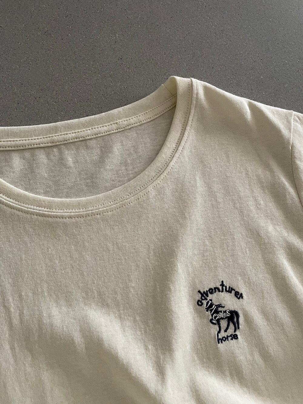 // 小馬刺繡親膚TEE(連絲巾)