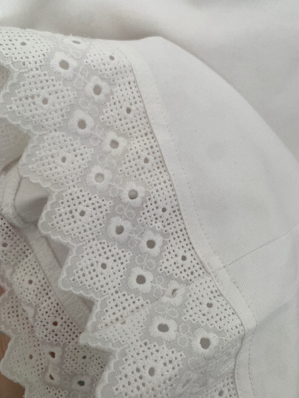 // 刺繡鏤空花邊腳休閒褲