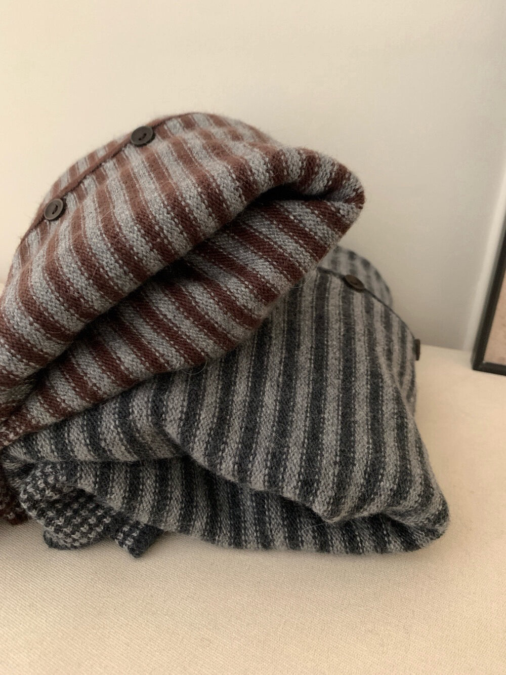 // 30%raccoon拼粗幼間條可立領CD