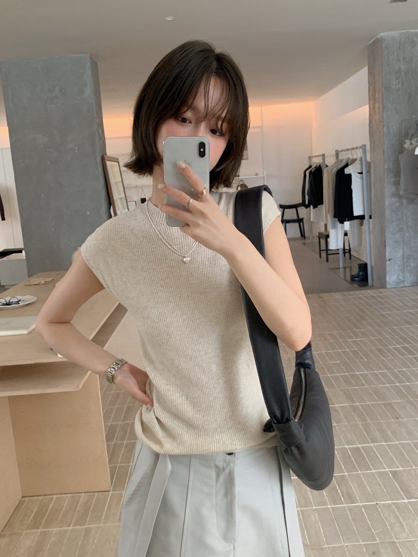 // 小半領飛飛袖針織背心