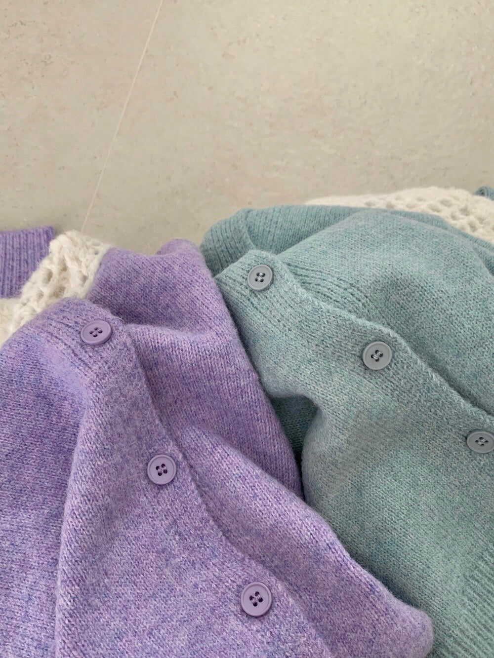 // 拼接鈎花針織翻領排扣毛衣