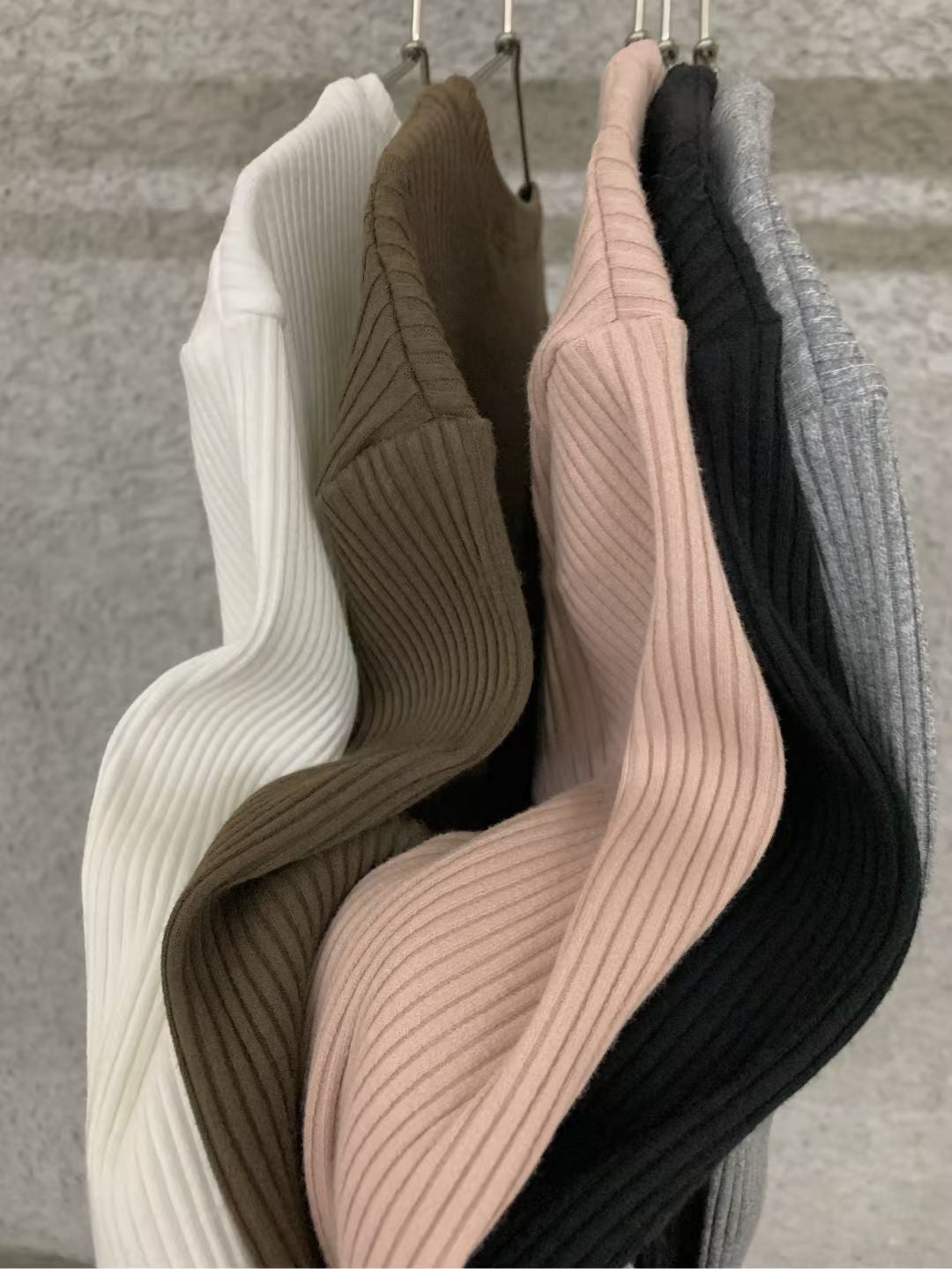 // 超顯瘦直坑紋側開鈕TEE