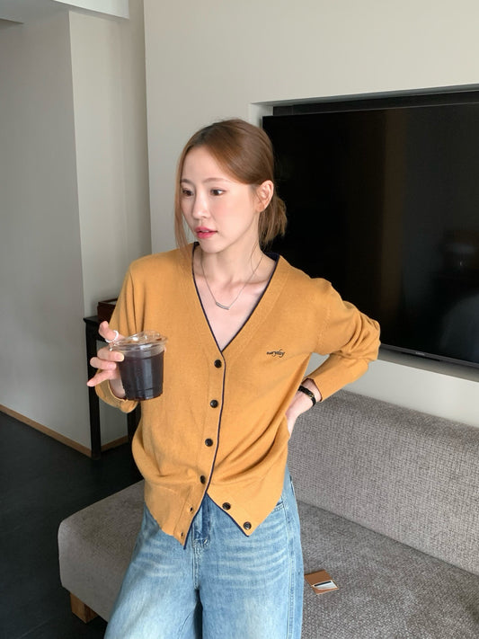 // 撞色邊小刺繡字V領CD