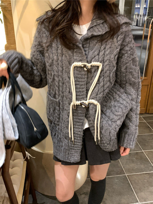 // 超重工牛角鈕麻花連帽中長CD