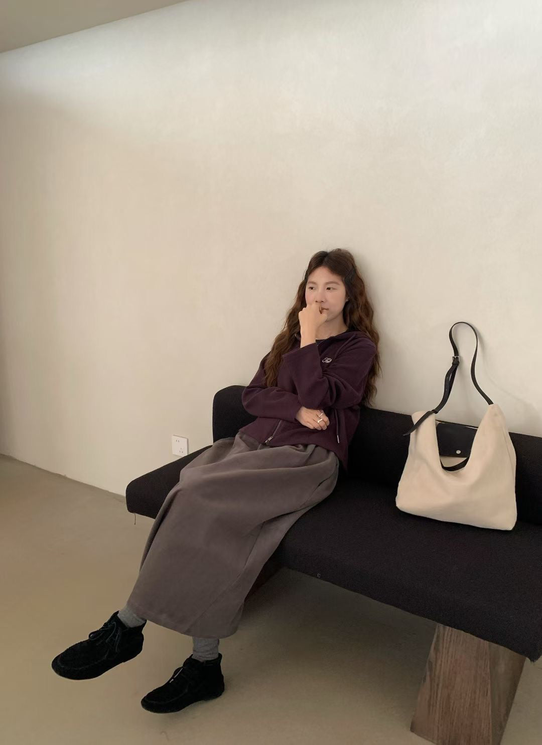 // 腰部弧型剪裁顯瘦刺繡字衛衣外套