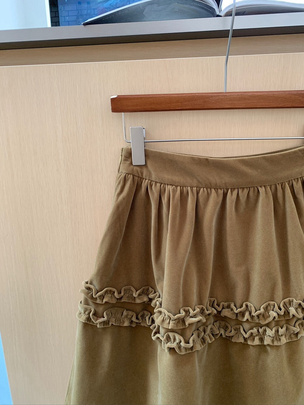 // 絲絨木耳花邊微A字五分裙