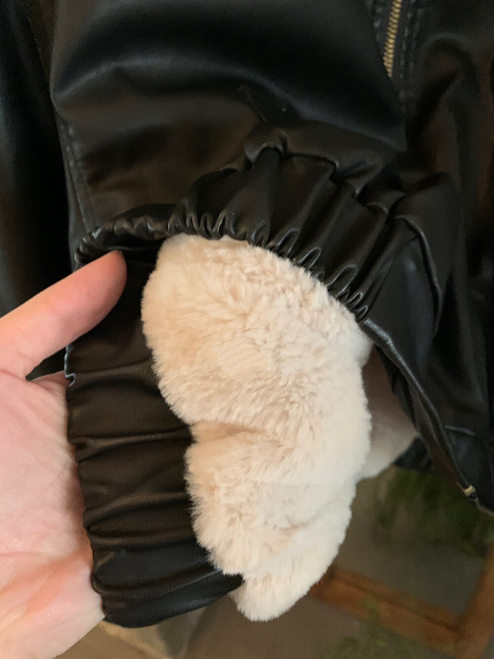 // 毛毛底帥氣可立領彷皮JK