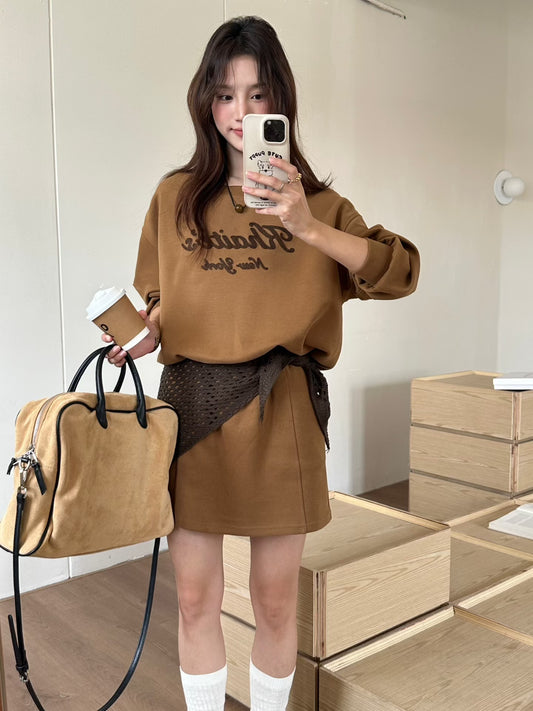 // 超美刺繡字衛衣+抽繩短裙兩件套(連針織披肩)