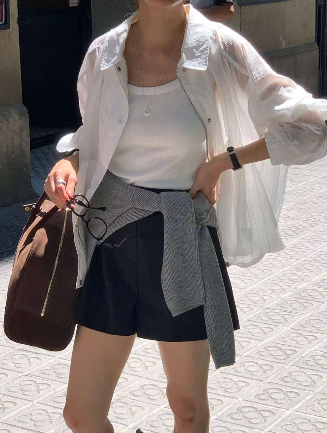 // 暗紋束腳尾透薄防曬外套