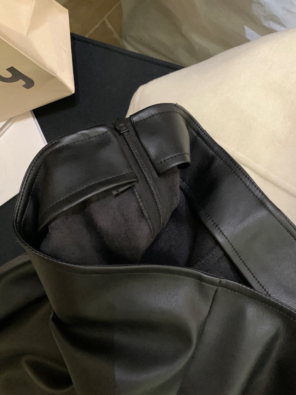 // 啞光質感絨底後開叉皮裙