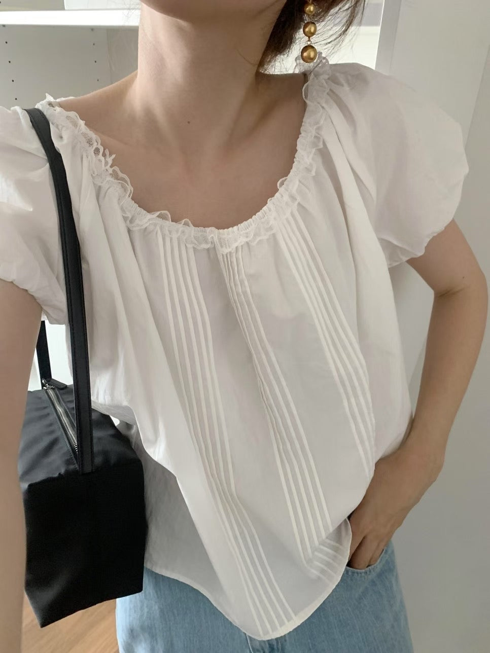 // 壓褶泡泡袖lace邊BL