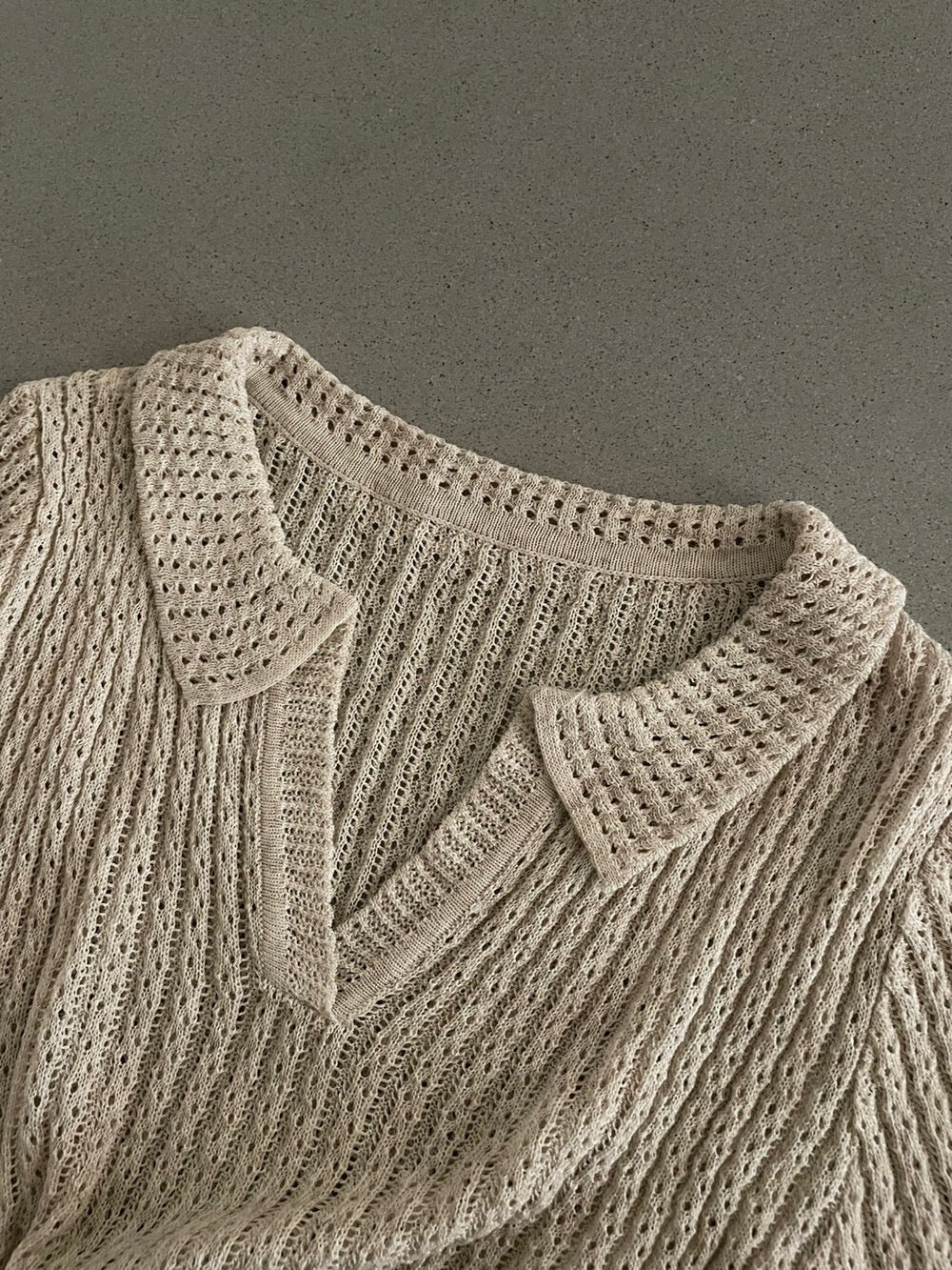 // 鏤空織紋小V翻領NT