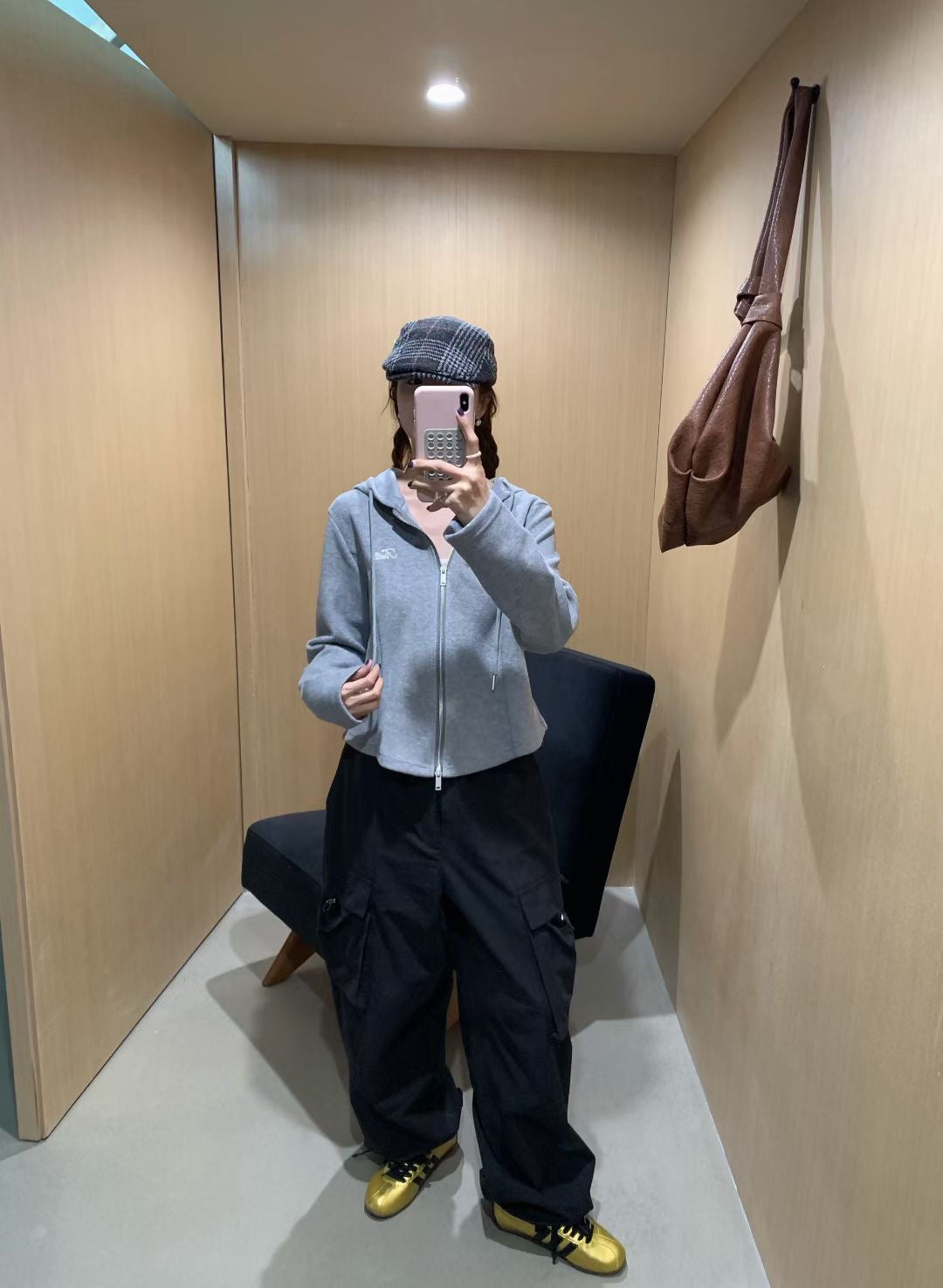 // 腰部弧型剪裁顯瘦刺繡字衛衣外套