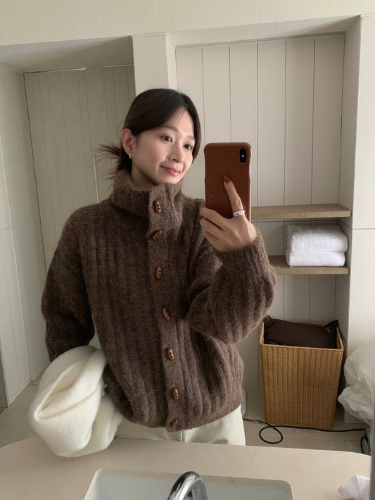 // 8%綿羊毛直坑紋翻領牛角鈕CD